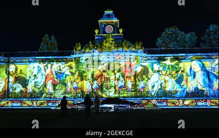 Potsdam, Deutschland. Januar 2019. Bunte Lichteffekte sind auf der façade der Bildergalerie der Potsdamer Schlossnacht im Sanssouci Park zu sehen. Unter dem Motto "Les Rendez-Vous au Park Sanssouci" werden Konzerte, Lichtinstallationen und Inszenierungen im Ambiente des historischen Parks von Sanssouci angeboten.Quelle: Britta Pedersen/dpa-Zentralbild/dpa/Alamy Live News Stockfoto