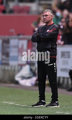 Bristol, Großbritannien. August 2021. 20. August 2021; Ashton Gate Stadium, Bristol, South Gloucestershire, England; EFL Championship Football, Bristol City gegen Swansea; Nigel Pearson Manager von Bristol City beobachtet sein Team Credit: Action Plus Sports Images/Alamy Live News Stockfoto