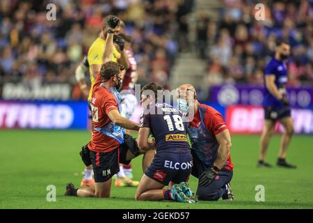 Wigan, Großbritannien. August 2021. Jack Welsby (18) aus St. Helens wird am 8/20/2021 in Wigan, Großbritannien, behandelt. (Foto von Mark Cosgrove/News Images/Sipa USA) Quelle: SIPA USA/Alamy Live News Stockfoto