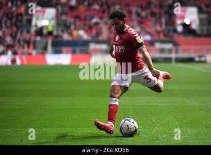 Bristol, Großbritannien. August 2021. 20. August 2021; Ashton Gate Stadium, Bristol, South Gloucestershire, England; EFL Championship Football, Bristol City gegen Swansea; Jay Dasilva von Bristol City kreuzt in den Strafraum Credit: Action Plus Sports Images/Alamy Live News Stockfoto