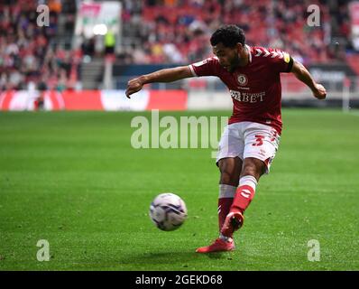 Bristol, Großbritannien. August 2021. 20. August 2021; Ashton Gate Stadium, Bristol, South Gloucestershire, England; EFL Championship Football, Bristol City gegen Swansea; Jay Dasilva von Bristol City kreuzt in den Strafraum Credit: Action Plus Sports Images/Alamy Live News Stockfoto