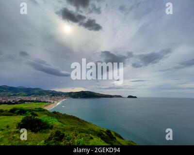 Panoramablick auf die Küste von Zarautz und den mausförmigen Berg Getaria, Gipuzkoa, Spanien. Stockfoto