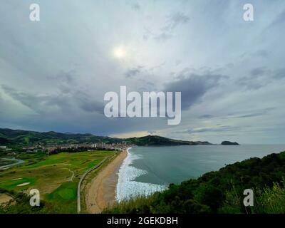 Panoramablick auf die Küste von Zarautz und den mausförmigen Berg Getaria, Gipuzkoa, Spanien. Stockfoto