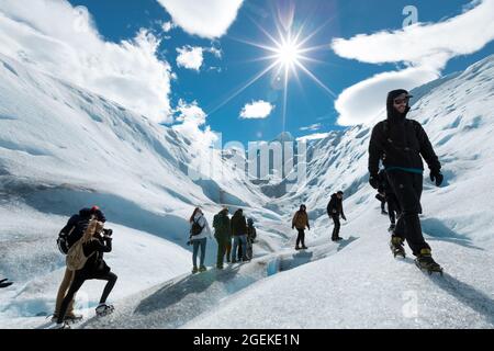 Wanderer auf dem Perito Moreno Gletscher Stockfoto