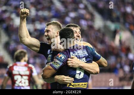 Wigan, Großbritannien. August 2021. Mark Percival (4) von St. Helens feiert seinen Versuch am 8/20/2021 in Wigan, Großbritannien. (Foto von Mark Cosgrove/News Images/Sipa USA) Quelle: SIPA USA/Alamy Live News Stockfoto