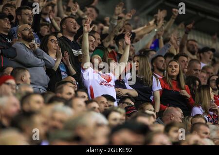 Wigan, Großbritannien. August 2021. Saints Fans singen, während sie einen weiteren Versuch in Wigan, Großbritannien am 8/20/2021. (Foto von Mark Cosgrove/News Images/Sipa USA) Quelle: SIPA USA/Alamy Live News Stockfoto