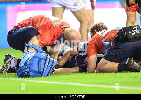 Wigan, Großbritannien. August 2021. Lachlan Coote (1) aus St. Helens wird am 8/20/2021 in Wigan, Großbritannien, behandelt. (Foto von Mark Cosgrove/News Images/Sipa USA) Quelle: SIPA USA/Alamy Live News Stockfoto