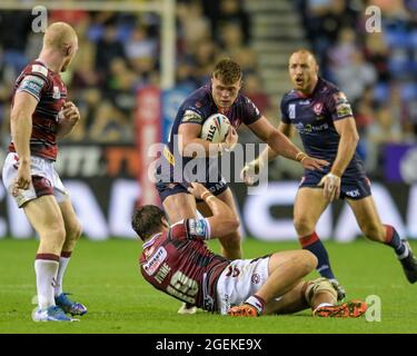 Wigan, Großbritannien. August 2021. Morgan Knowles (13) von St. Helens wird am 8/20/2021 von Liam Byrne (19) von Wigan Warriors in Wigan, Großbritannien, angegangen. (Foto von Simon Whitehead/ SW Foto/News Images/Sipa USA) Quelle: SIPA USA/Alamy Live News Stockfoto