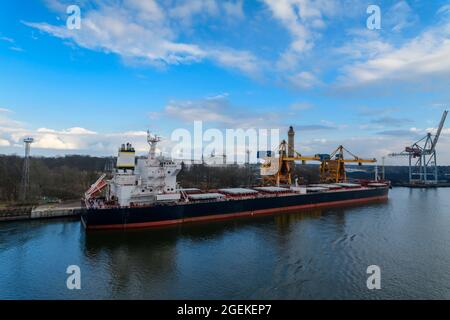 Ein großer Massengutfrachter im Hafen Stockfoto