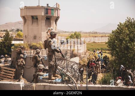 Kabul, Afghanistan. August 2021. Eine US-Marine, die der 24. Marine Expeditionary Unit zugewiesen wurde, sorgt während der Evakuierung von Zivilisten am Hamid Karzai International Airport im Rahmen der Operation Allies Refuge am 20. August 2021 in Kabul, Afghanistan, für Sicherheit entlang eines Kontrollpunkts. Quelle: Planetpix/Alamy Live News Stockfoto