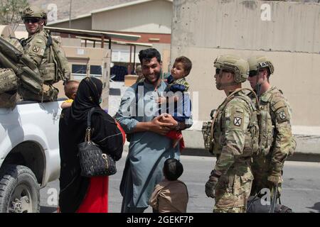 Kabul, Afghanistan. August 2021. US-Soldaten mit der 10. Bergdivision eskortieren Zivilisten während der Evakuierung von nicht-Kämpfern auf dem Hamid Karzai International Airport, Teil der Operation Allies Refuge am 20. August 2021 in Kabul, Afghanistan. Quelle: Planetpix/Alamy Live News Stockfoto