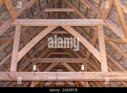 Jamestowne, VA, USA - 1. April 2013: Historische Stätte. Blick auf die Dachdecke Holzkonstruktion in einem Nachbau Haus vor Ort. Stockfoto