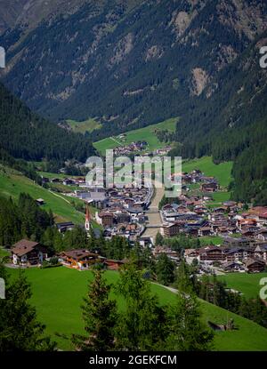 Luftaufnahme über das Dorf Soelden in Österreich Stockfoto