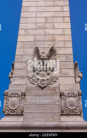 Jamestowne, VA, USA - 1. April 2013: Historische Stätte. Nahaufnahme der 1. Seite des Tencentennial-Denkmals aus grauem Stein vor blauem Himmel. Statue des Adlers und Stockfoto