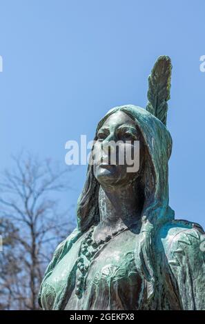 Jamestowne, VA, USA - 1. April 2013: Historische Stätte. Nahaufnahme von Pocahontas Gesicht auf Bronzestatue gegen blauen Himmel. Stockfoto