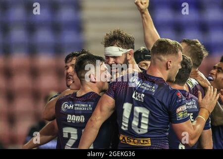 Wigan, Großbritannien. August 2021. Alex Walmsley (8) von St Helens feiert seinen Versuch am 8/20/2021 in Wigan, Großbritannien. (Foto von Mark Cosgrove/News Images/Sipa USA) Quelle: SIPA USA/Alamy Live News Stockfoto