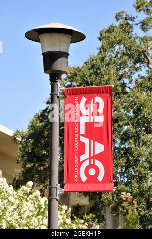 Banner auf Lichtpfosten im SLAC National Accelerator Center in Palo Alto, Kalifornien. Stockfoto