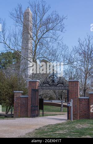 Jamestowne, VA, USA - 1. April 2013: Historische Stätte. Kunstwerke aus rotem Backstein und schwarzem Eisen bilden das Tor, das von Colonial Dames of America mit Tencenten gesponsert wird Stockfoto