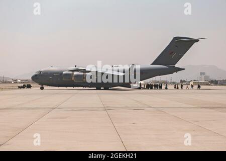 Kabul, Afghanistan. August 2021. Evakuierte besteigen ein Transportflugzeug der US Air Force C-17 Globemaster III, während sie sich auf den Abflug vom Hamid Karzai International Airport am 20. August 2021 in Kabul, Afghanistan, vorbereiten. Evakuierte werden während einer Evakuierung in Kabul, Afghanistan, am 20. August zu einer Boeing geladen. US-Dienstmitglieder und Koalitionspartner unterstützen das Außenministerium bei einer nicht-kämpferischen Evakuierungsoperation (NEO) in Afghanistan. (USA Marine Corps Foto von ) Kredit: Planetpix/Alamy Live Nachrichten Stockfoto