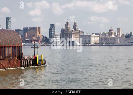 Die spektakuläre Uferpromenade von Liverpool, die von der Nähe des Mersey Ferries Woodside Terminals in Birkenhead auf dem Wirral aus gesehen wird Stockfoto