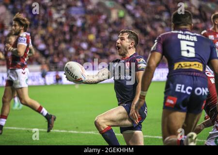 Wigan, Großbritannien. August 2021. Mark Percival (4) von St. Helens feiert seinen Versuch am 8/20/2021 in Wigan, Großbritannien. (Foto von Mark Cosgrove/News Images/Sipa USA) Quelle: SIPA USA/Alamy Live News Stockfoto