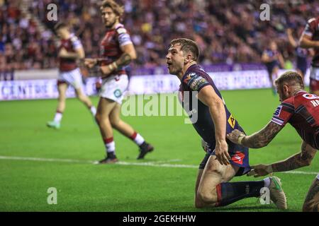 Wigan, Großbritannien. August 2021. Mark Percival (4) von St. Helens feiert seinen Versuch am 8/20/2021 in Wigan, Großbritannien. (Foto von Mark Cosgrove/News Images/Sipa USA) Quelle: SIPA USA/Alamy Live News Stockfoto