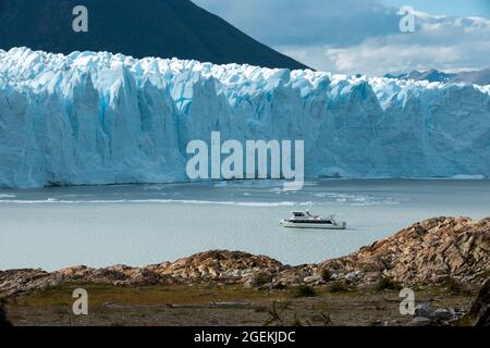 Ausflugsboot in Lago Argentino, Perito Moreno Gletscher Stockfoto