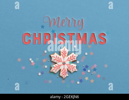 Weihnachten Lebkekse auf Papierhintergrund mit Papierschnitt „Merry Christmas“ Stockfoto