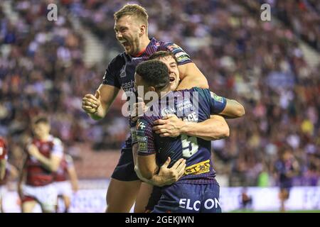 Wigan, Großbritannien. August 2021. Mark Percival (4) von St. Helens feiert seinen Versuch am 8/20/2021 in Wigan, Großbritannien. (Foto von Mark Cosgrove/News Images/Sipa USA) Quelle: SIPA USA/Alamy Live News Stockfoto