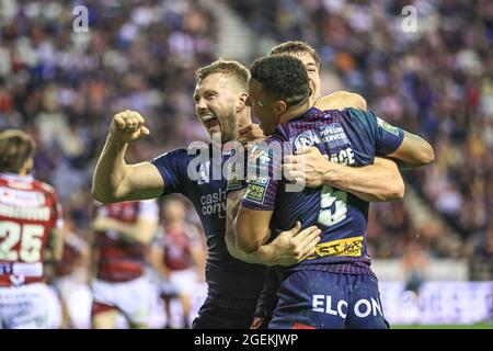 Wigan, Großbritannien. August 2021. Mark Percival (4) von St. Helens feiert seinen Versuch am 8/20/2021 in Wigan, Großbritannien. (Foto von Mark Cosgrove/News Images/Sipa USA) Quelle: SIPA USA/Alamy Live News Stockfoto