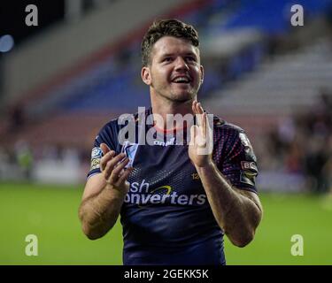 Wigan, Großbritannien. August 2021. Lachlan Coote (1) von St Helens applaudiert den Reisenden Fans am Ende des Spiels, nachdem er Wigan Warriors 2-26 in Wigan, Großbritannien, am 8/20/2021 besiegt hatte. (Foto von Simon Whitehead/ SW Foto/News Images/Sipa USA) Quelle: SIPA USA/Alamy Live News Stockfoto