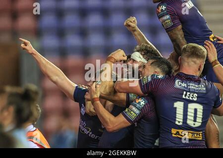 Wigan, Großbritannien. August 2021. Alex Walmsley (8) von St Helens feiert seinen Versuch am 8/20/2021 in Wigan, Großbritannien. (Foto von Mark Cosgrove/News Images/Sipa USA) Quelle: SIPA USA/Alamy Live News Stockfoto