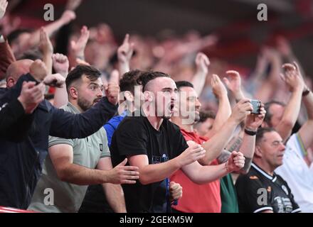 Bristol, Großbritannien. August 2021. 20. August 2021; Ashton Gate Stadium, Bristol, South Gloucestershire, England; EFL Championship Football, Bristol City gegen Swansea; Swansea City Fans jubeln ihrem Team zu Credit: Action Plus Sports Images/Alamy Live News Stockfoto