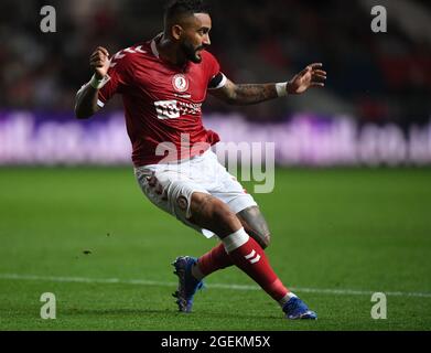 Bristol, Großbritannien. August 2021. 20. August 2021; Ashton Gate Stadium, Bristol, South Gloucestershire, England; EFL Championship Football, Bristol City gegen Swansea; Danny Simpson von Bristol City macht den Ball frei Credit: Action Plus Sports Images/Alamy Live News Stockfoto