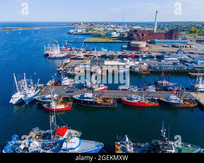 Luftaufnahme des Hafens von New Bedford mit Fischerbooten, die an Piers in der Nähe der historischen Innenstadt von New Bedford, Massachusetts, USA, angedockt sind. Stockfoto