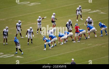 Thousand Oaks, Kalifornien, USA. August 2021. Die Los Angeles Rams und die Las Vegas Raiders hielten eine gemeinsame Praxis in der Rams Trainingseinrichtung an der California Lutheran University ab. Hier geht der Rams Quarterback Matthew Stafford, in rotem Trikot, zur Scrimmage-Linie. (Bild: © K.C. Alfred/ZUMA-Pressdraht) Stockfoto