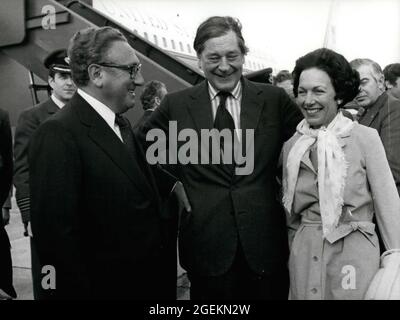 London, England, Großbritannien. April 1976. HENRY KISSINGER, links, fliegt zu einem Frühstücksgespräch mit dem britischen Außenminister ANTHONY CROSLAND, Mitte, und der US-Botschafterin für Großbritannien, ANNE ARMSTRONG, rechts, bevor er auf eine Tour durch sieben afrikanische Hauptstädte geht. Innerhalb von zwei Stunden flog Kissinger nach Nairobi, wo der Beginn einer zweiwöchigen Tour durch sieben afrikanische Hauptstädte war, um einen umfassenden Krieg in Rhodesien zu verhindern. Kredit: Keystone Presseagentur/ZUMA Wire/Alamy Live Nachrichten Stockfoto