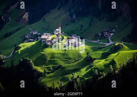 Erstaunliches Dorf mit Kapelle in den Südtiroler Alpen in Italien Stockfoto