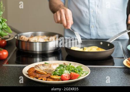 Imbiss-Tisch mit italienischen Snacks und Wein in Gläsern. Brushetta, eine Art Käseplatte auf schwarzem Hintergrund. Draufsicht, flache Schicht Stockfoto