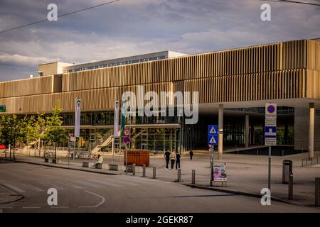 Unipark Salzburg Gebäude in der Innenstadt - SALZBURG, ÖSTERREICH, EUROPA - 3. AUGUST 2021 Stockfoto