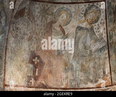 Matthew und Luke sitzen an ihren Schreibtischen und schreiben ihre Evangelien, ein Wandgemälde aus dem 13. Jahrhundert in der Stora Köpinge Kirche, Schweden, 16. Juli 2021 Stockfoto