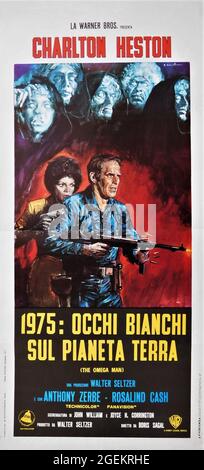 Italienisches Poster für CHARLTON HESTON als Robert Neville ROSALIND CASH als Lisa und ANTHONY ZERBE als Matthias im OMEGA-MANN / 1975 : OCCHI BIANCHI SUL PLANETA TERRA 1971 Regisseur BORIS SAGAL nach Roman I am Legend von Richard Matheson Drehbuch John William Corrington und Joyce Hooper Corrington Musik Ron Grainer Walter Seltzer Productions / Warner Bros. / Dear International (in Italien) Stockfoto