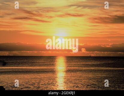 Sonnenaufgang über dem Atlantik über Gloucester, Massachusetts Stockfoto