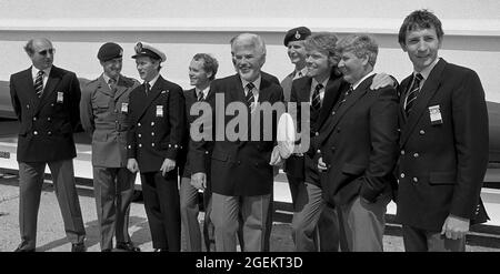 AJAXNETPHOTO. 1985. HAMBLE POINT, SOUTHAMPTON, ENGLAND. - VIRGIN ATLANTIC CHALLENGER CREW - RICHARD BRANSON MIT CO-SKIPPER CHAY BLYTH (8 & 9 VON LINKS) MIT ANDEREN BESATZUNGSMITGLIEDERN; IM LINE-UP WAREN PETER MCCANN (4. VON LINKS) UND TED TOLEMAN (6. VON LINKS) BEI DER OFFIZIELLEN NAMENSGEBUNG UND MARKTEINFÜHRUNG DES BRANSON'S VIRGIN ATLANTIC CHALLENGER POWER CATAMARANS AM HAMBLE POINT. FOTO;JONATHAN EASTLAND/AJAX REF:1985 35A 4 Stockfoto