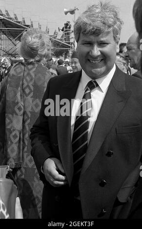 AJAXNETPHOTO. 1985. HAMBLE POINT, SOUTHAMPTON, ENGLAND. - VETERAN ROUND WORLD YACHTMAN UND ATLANTIC OCEAN ROWER CHAY BLYTH BEI DER OFFIZIELLEN NAMENSGEBUNG UND DEM START DES VIRGIN ATLANTIC CHALLENGER POWER CATAMARANS VON RICHARD BRANSON AM HAMBLE POINT. FOTO;JONATHAN EASTLAND/AJAX REF:1985 15 19 Stockfoto