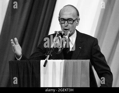 AJAXNETPHOTO. MAI 1981. PARIS, FRANKREICH. - HOFFNUNGSVOLL VOM PRÄSIDENTEN - VALÉRY GISCARD D'ESTAING GIBT UNTERSTÜTZERN BEI EINER KUNDGEBUNG, AN DER ER TEILNAHM, DIE REDE.FOTO:JONATHAN EASTLAND/AJAX REF:810305 16 Stockfoto