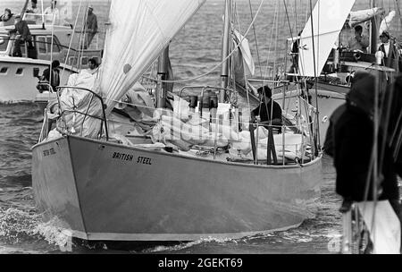 AJAXNETPHOTO. AUGUST 1971. COWES, ENGLAND. - FALSCHER WEG DER SEGLER KEHRT ZURÜCK - CHAY BLYTH SEGELT DEN SOLENT VOR COWES IN DER BRITISCHEN YACHT AM ENDE SEINER NONSTOP-SOLO-REISE UM DIE WELT. FOTO: JONATHAN EASTLAND/AJAX REF:357139 20 Stockfoto