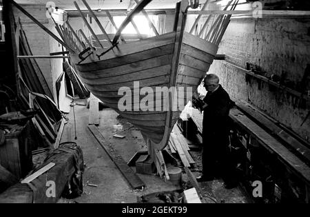 AJAXNETPHOTO. 1971. DAS ALTE PORTSMOUTH, ENGLAND. - KLINKER GEBAUT - EIN NEUES HOLZKLINKER GEBAUT FISCHEREISCHIFF IN HARRY FELTHAMS ANLAGE IM ALTEN PORTSMOUTH. FOTO: JONATHAN EASTLAND/AJAX REF:357116 13 Stockfoto