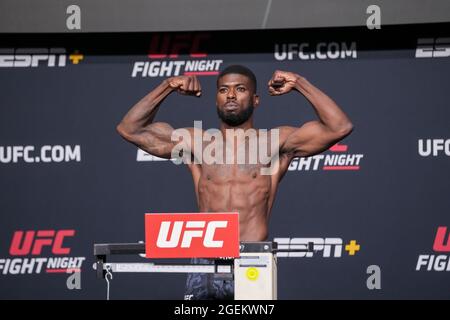 Las Vegas, USA. August 2021. LAS VEGAS, NV - 20. AUGUST: Trevin Jones tritt bei der UFC Apex für die UFC Fight Night - Vegas 34 - die Einwaage am 20. August 2021 in Las Vegas, NV, USA, auf die Skala für die offiziellen Einwaagen. (Foto von Louis Grasse/PxImages) Credit: Px Images/Alamy Live News Stockfoto