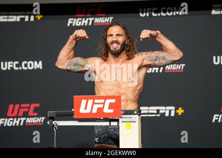 Las Vegas, USA. August 2021. LAS VEGAS, NV - 20. AUGUST: Clay Guida tritt am 20. August 2021 in Las Vegas, NV, USA, bei der UFC Apex für die UFC Fight Night - Vegas 34 - auf die Waage für die offiziellen Wägeeinwaagen. (Foto von Louis Grasse/PxImages) Credit: Px Images/Alamy Live News Stockfoto